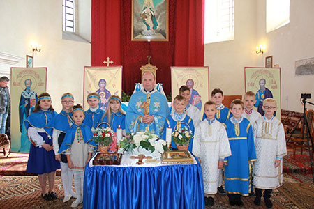 У Скалі-Подільській, що на Тернопільщині, дітей урочисто посвятили у лави Вівтарної та Марійської дружини