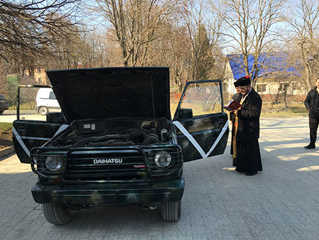 Владика Дмитро освятив позашляховик для потреб добровольців