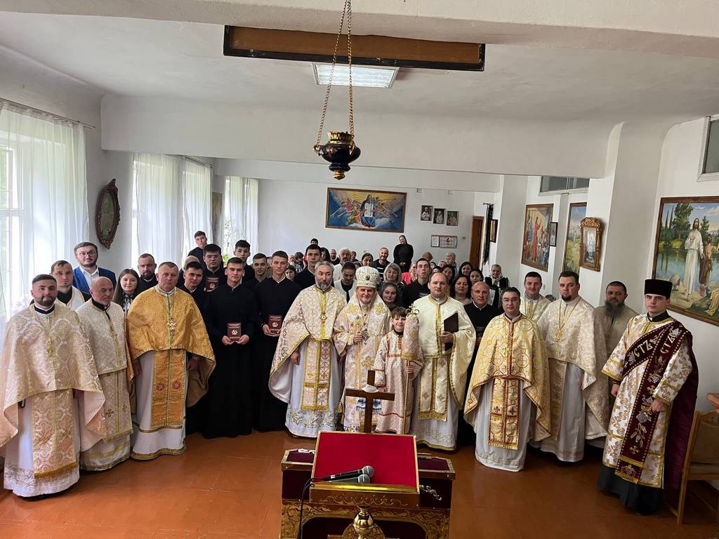Вручення дипломів випускникам ЧДКА ім. свщмч. Г. Хомишина