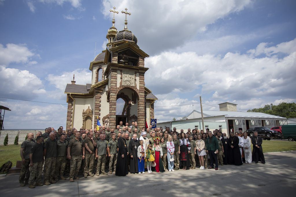 Блаженніший Святослав у Чорткові освятив хоругву військової частини та благословив техніку для потреб захисників України